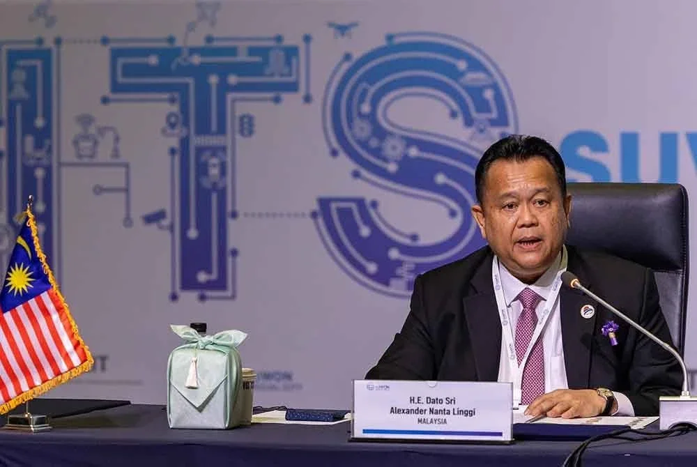 Alexander ketika membuat pembentangan bertajuk ‘Malaysia’s Future-Ready, Hyper-Connected Cities: Policies, Progress, and the Path Ahead’ di Forum Sistem Pengangkutan Pintar (ITS) Asia Pasifik 2025.