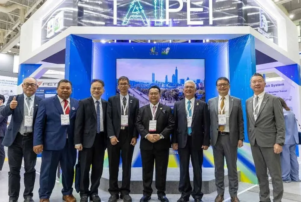 Alexander (empat dari kanan) bergambar sewaktu di pameran Forum Sistem Pengangkutan Pintar (ITS) Asia Pasifik 2025.