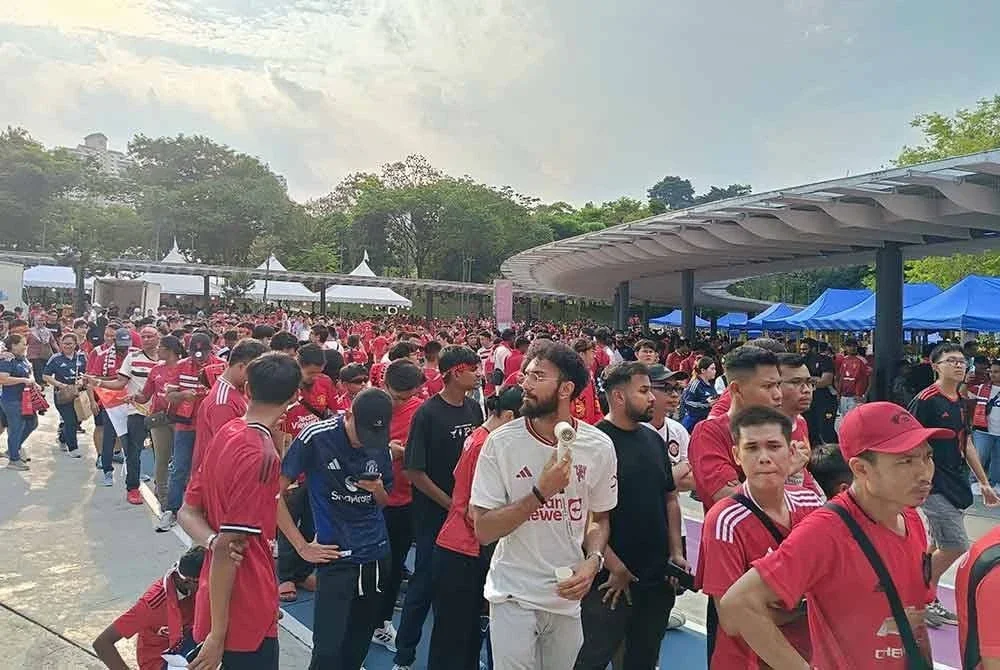 Penyokong United mula membanjiri Stadium Nasional Bukit Jalil.