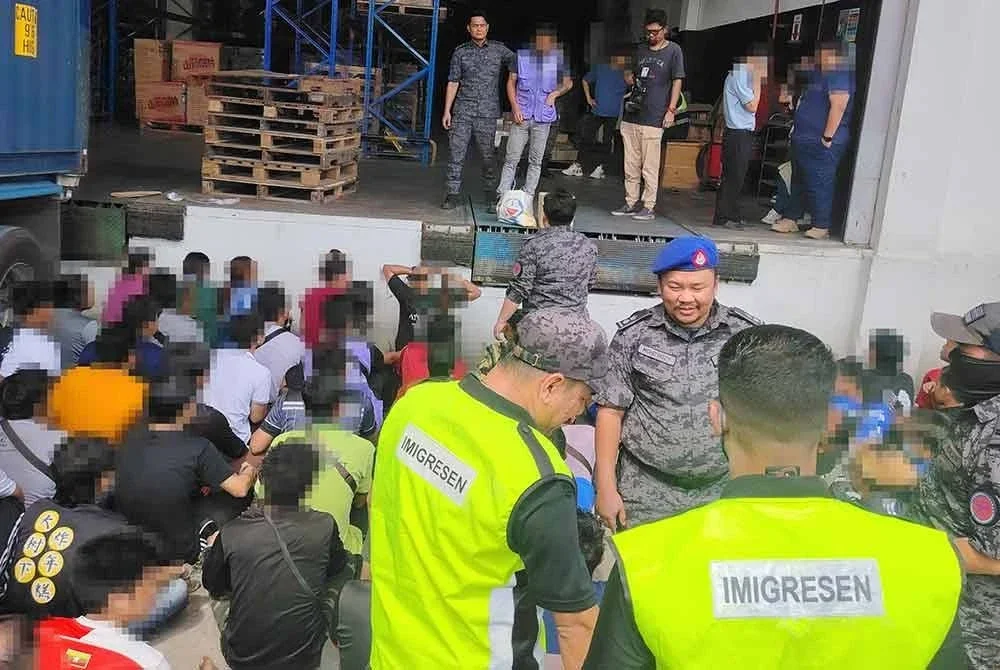 JIM Selangor menyerbu dua buah gudang di Alam Megah, Shah Alam, menerusi Op Sasar, pada Rabu.