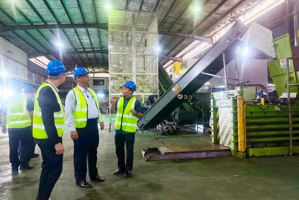 Haim Hilman (dua dari kiri) semasa lawatan kerja ke pusat kitar semula sisa milik anak syarikat E-Idaman Sdn Bhd, Green Resource Recovery Sdn Bhd (GRRSB) di Jitra pada Rabu.