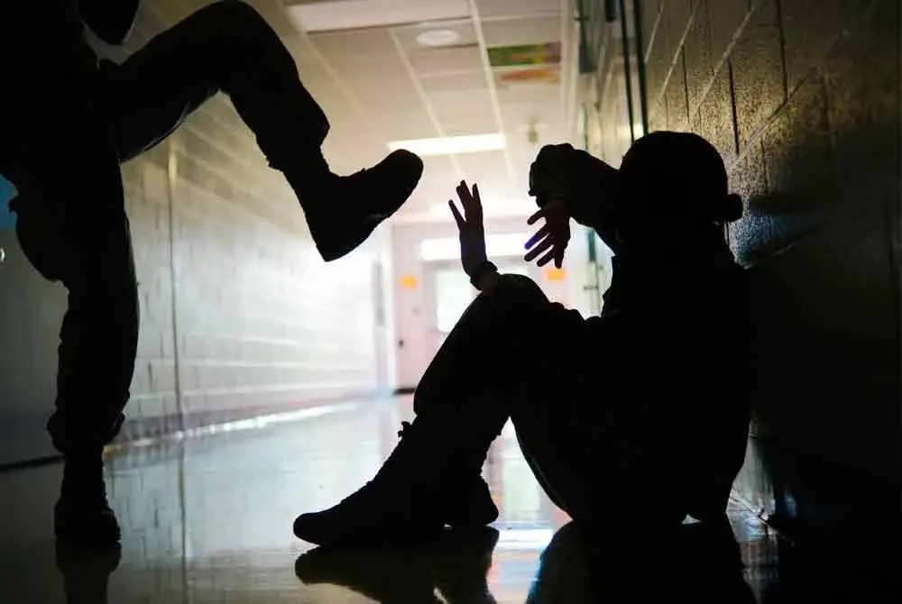 Pertelingkahan itu kemudiannya berlarutan apabila beberapa rakan suspek turut campur tangan. Gambar hiasan