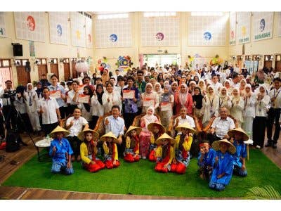 Ketua Pengarah Operasi Kumpulan Farm Fresh Berhad, Azmi Zainal dan Menteri Pendidikan, Fadhlina Sidek bergambar bersama dif-dif jemputan dan para pelajar STPM yang menerima dermasiswa dan yang turut terlibat dengan acara perasmian di SMK Tun Syed Sheh Barakbah, Pulau Pinang.