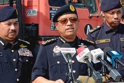 Aedy Fadly ketika dalam sidang media Operasi Penguatkuasaan Teknikal Kenderaan Perdagangan di kawasan Rehat dan Rawat (R&R) Seremban (arah Selatan) pada Rabu.