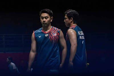 Gandingan yang terkenal dengan julukan Fei-Din itu hanya memerlukan 32 minit untuk mencatat kemenangan 21-13, 21-11.