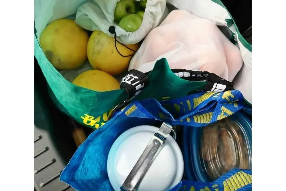 Bekas makanan yang diisi makanan dan makanan basah yang dibeli di pasar.