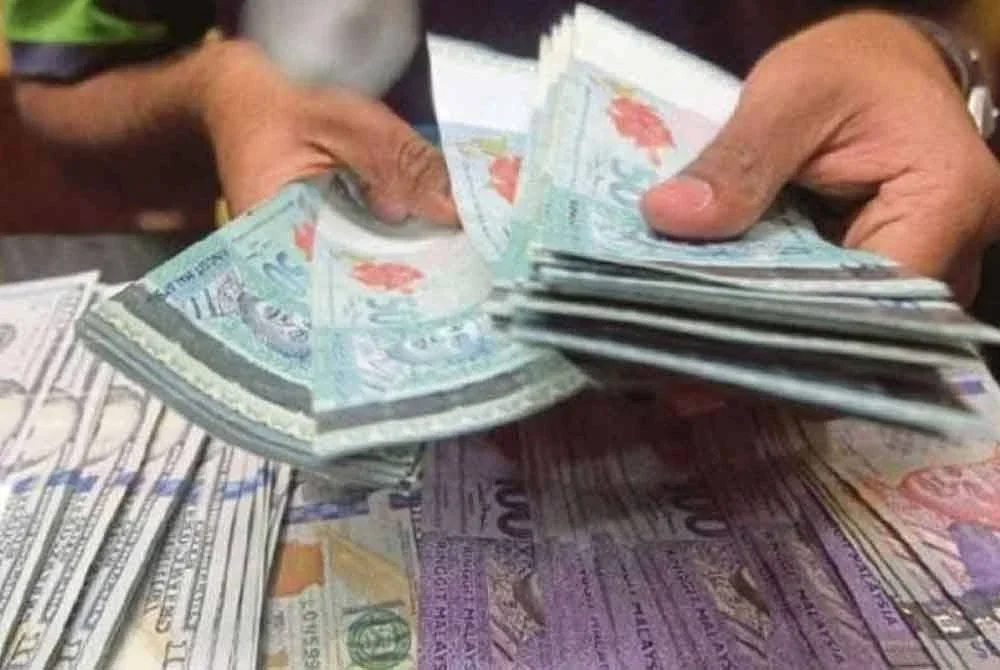 Pada jam 8 pagi, mata wang tempatan merosot kepada 4.2300/2650 berbanding dolar AS daripada 4.2215/2275 pada Rabu. Foto hiasan