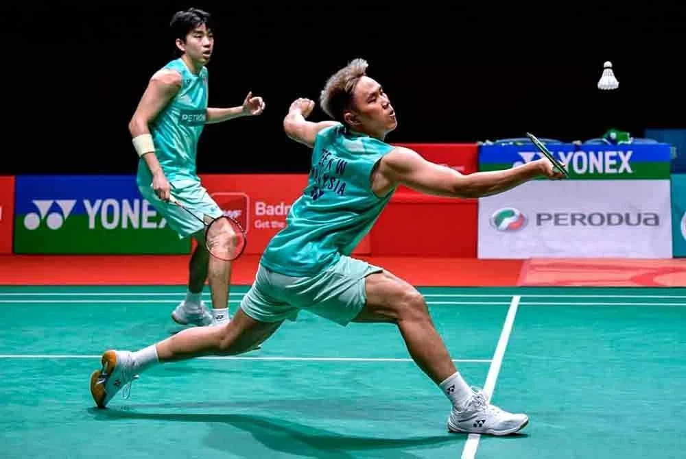 Kai Wun (kanan) dan Wei Chong meraih slot suku akhir Terbuka Singapura. Foto Bernama.