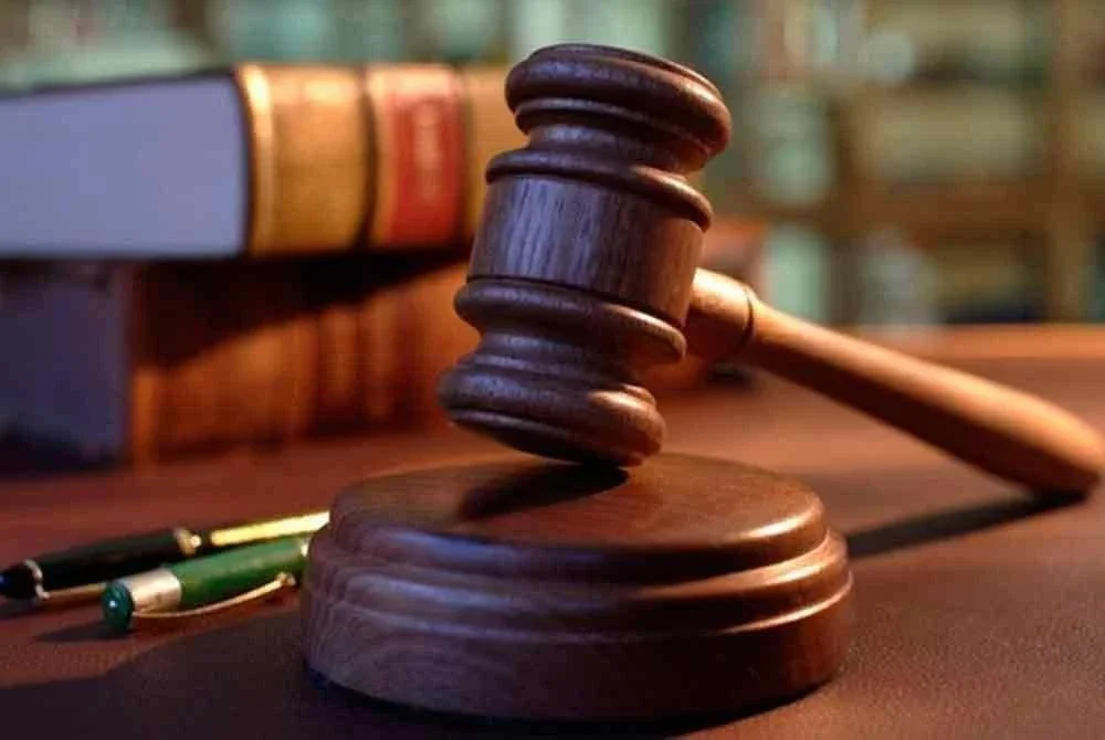 Mengikut pertuduhan, OKS yang masih di bawah umur didapati melakukan kesalahan apabila merokok di kawasan larangan di premis kerajaan.