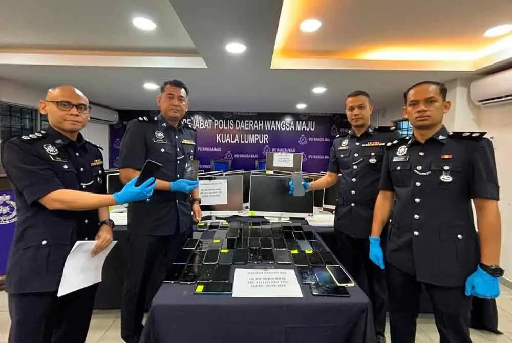 Syahrul Anuar (dua, kiri) menunjukkan barangan yang dirampas dalam sidang akhbar di IPD Wangsa Maju, Kuala Lumpur pada Khamis.