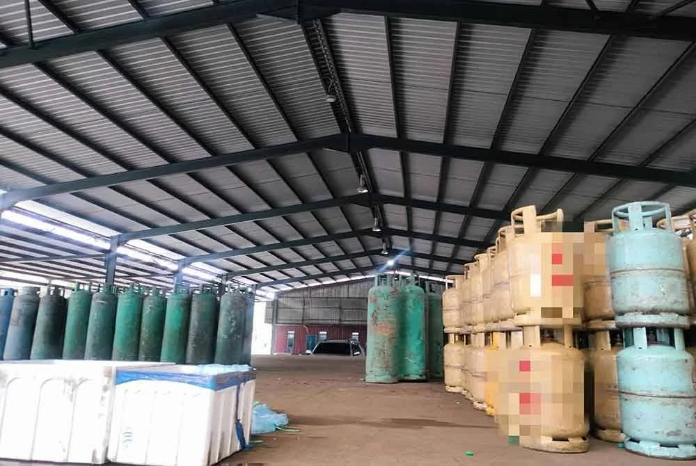 Tong LPG yang dirampas menerusi serbuan dijalankan di Simpang Renggam pada petang Rabu.