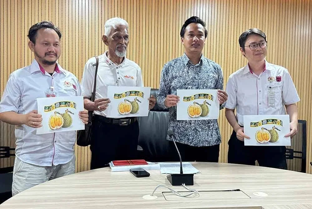 Fahmi (dua dari kanan) menunjukkan gambar tag Track and Trace ketika sidang media di pejabatnya di George Town pada Khamis.