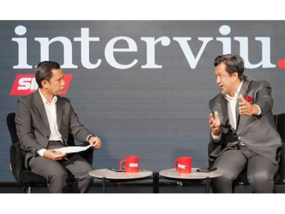 Pengerusi Gerakan Kuasa Rakyat Malaysia (G57), Datuk Zulkarnain Mahdar (kanan) ketika bercakap dalam program Interviu yang dihoskan oleh Haizir Othman di Dewan Karangkraf pada Khamis