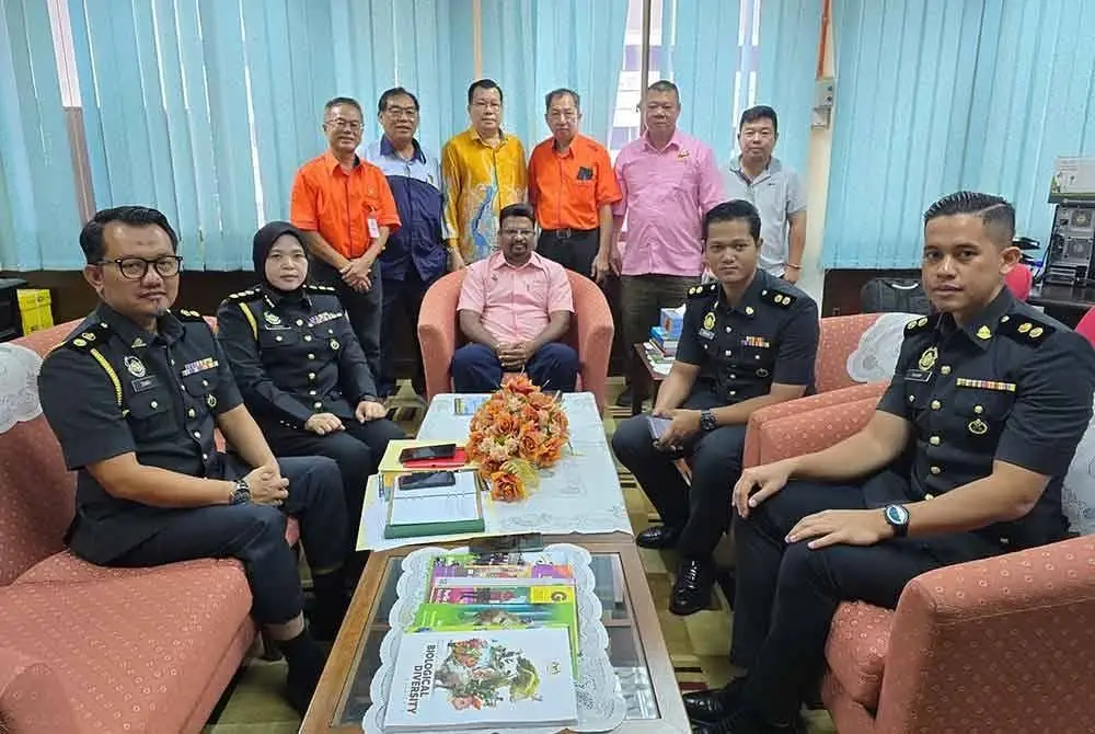 Veerapan (duduk, tengah) pada sesi pertemuan antara KPDN dengan persatuan pengusaha makanan di Negeri Sembilan.