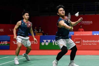 Sze Fei (kiri) dan Nur Izzuddin menepati ramalan mara ke dalam kelompok lapan terbaik Terbuka Singapura setelah menewaskan rakan senegara. Foto Agensi.