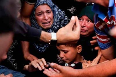 Sumber perubatan di Hospital al-Aqsa di Deir al-Balah melaporkan dua individu maut akibat dihimpit dalam kesesakan orang ramai manakala dua lagi terbunuh akibat tembakan.