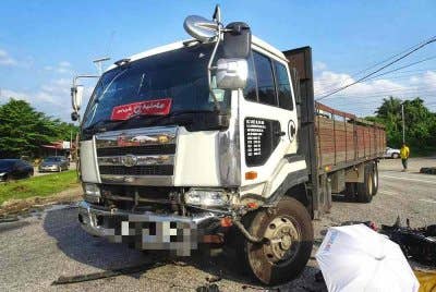 Kemalangan membabitkan sebuah lori dan motosikal di KM157 Jalan Kuala Lumpur-Kuantan pada Rabu.
Foto ihsan PDRM