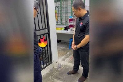 Tian Soon melihat lokap yang menempatkan individu yang ditahan.