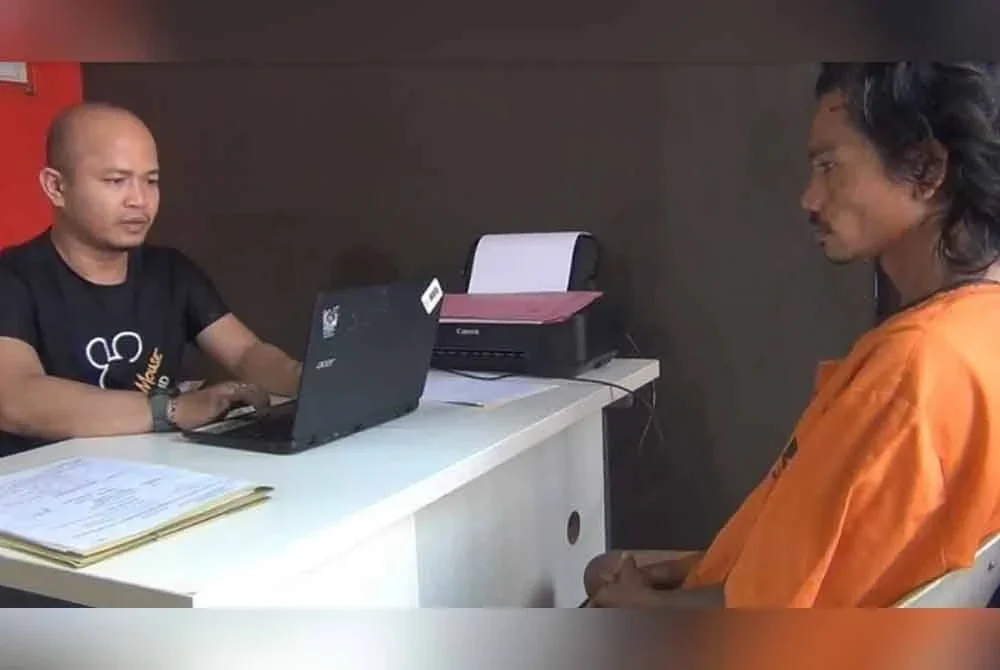 Suspek ketika disoal siasat oleh pihak polis.-Agensi