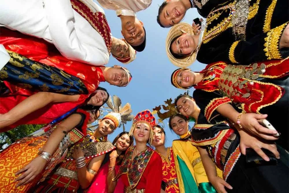 Masyarakat kita yang pelbagai kaum adalah aset paling dibanggakan.