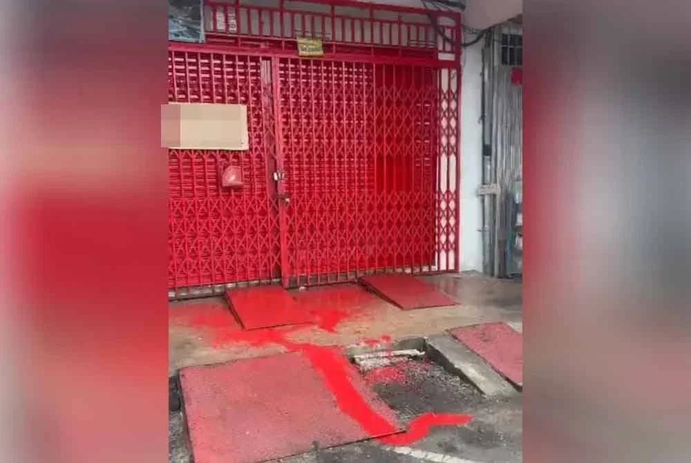 Mangsa yang enggan memenuhi tuntutan along menerima padah apabila premis perniagaannya disimbah cat merah.