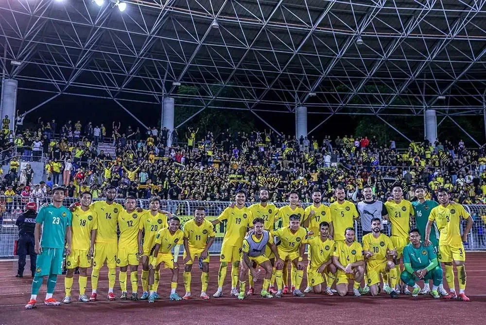 Pemain skuad kebangsaan bergambar bersama penonton yang hadir selepas beraksi menentang Cape Verde pada Perlawanan Antarabangsa Tier 1 di Stadium Bola Sepak Kuala Lumpur malam tadi. - Foto: Bernama
