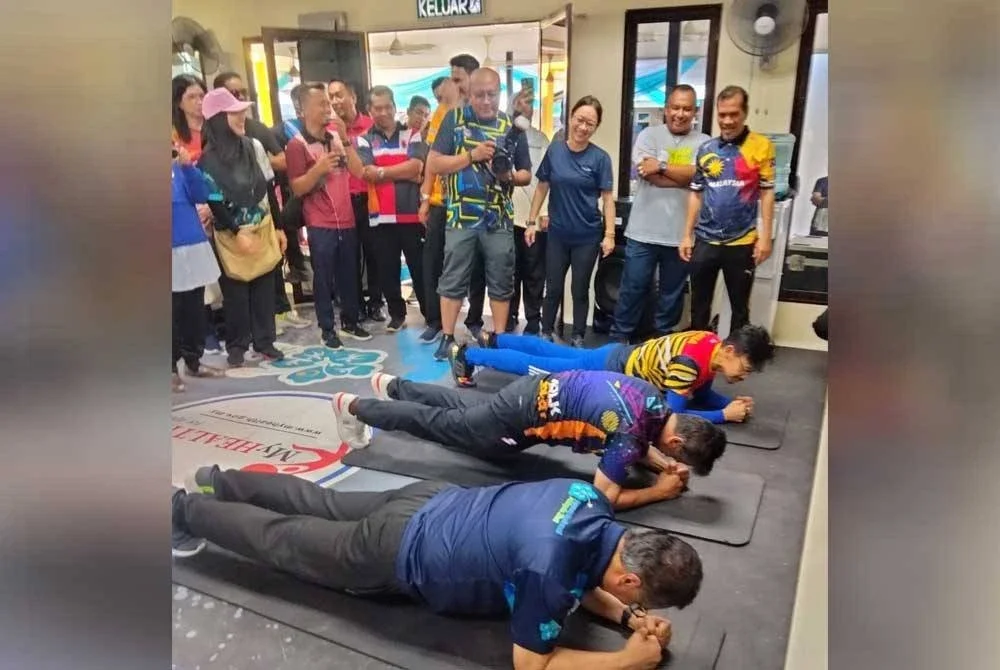 Dr Dzulkefly (kiri) melakukan senaman di Wellness Hub selepas merasmikan Majlis Hari Terbuka Wellness Hub Kelantan di Pengkalan Chepa pada Jumaat.
