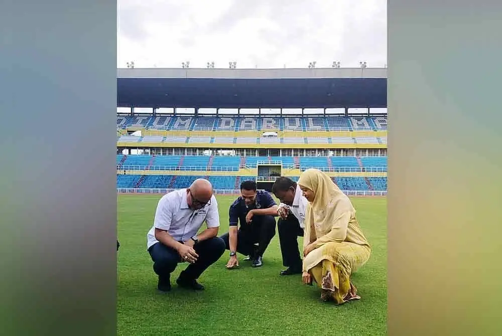 Fadzli meninjau kualiti padang Stadium Darul Makmur yang siap dinaik taraf menggunakan rumput jenis Bermuda Tifgrand.