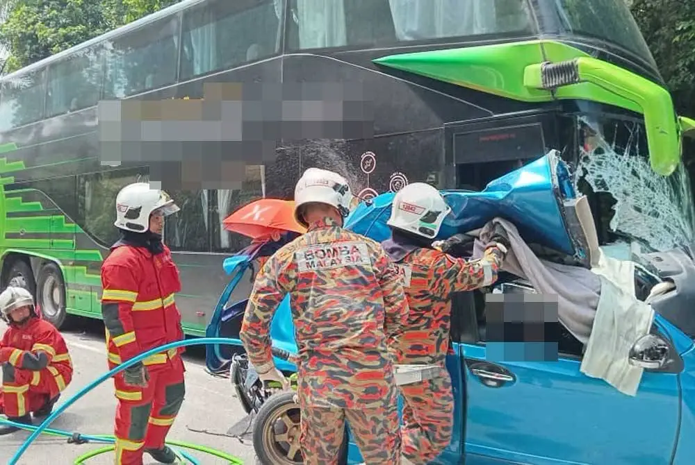 Dua wanita dan seorang lelaki maut selepas kereta dinaiki mereka bertembung dengan sebuah bas ekspres di Kampung Sungai Sam, Kuala Krai pada Jumaat.