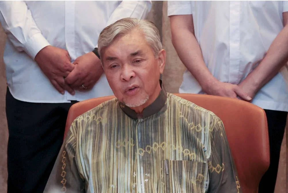 Ahmad Zahid pada sidang media selepas hadir Sesi Taklimat Pelaksanaan Program/Projek Pembangunan KKDW di Sarawak pada Jumaat. Foto Bernama