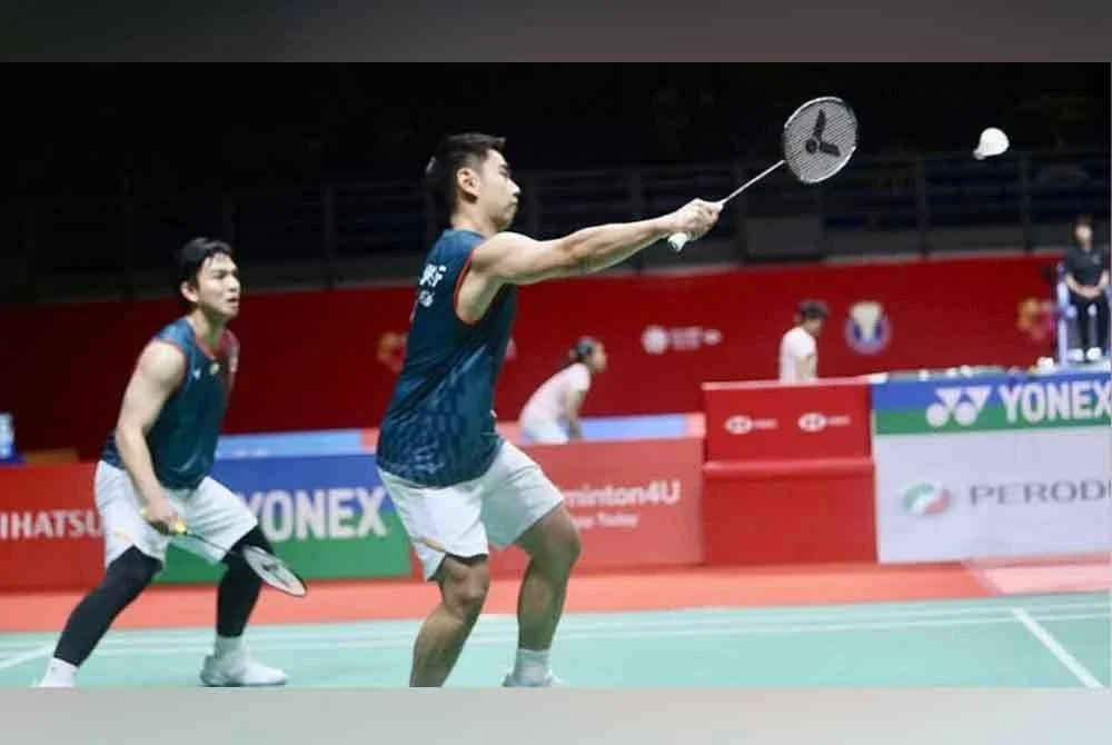 Sze Fei (kanan) dan Nur Izzuddin tewas kepada pasangan India dalam aksi suku akhir Terbuka Singapura pada Jumaat. Foto Agensi