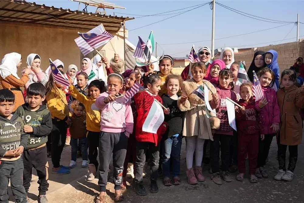 Siti Sakinah (belakang) bersama kanak-kanak Syria di Kampung Malaysia di utara Idlib, Syria.