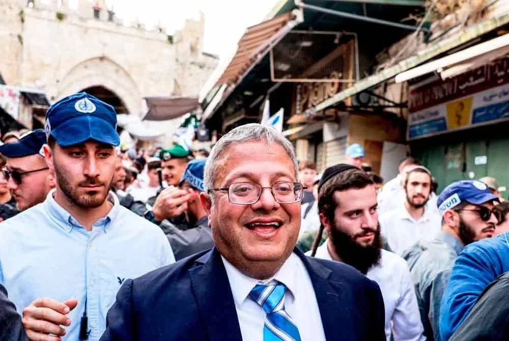 Menteri Keselamatan Negara Israel merangkap ahli politik pelampau kanan, Itamar Ben-Gvir (tengah) dikawal polis ketika berjalan di Kota Lama Baitulmaqdis sempena perarakan bendera Hari Baitulmaqdis. -AFP