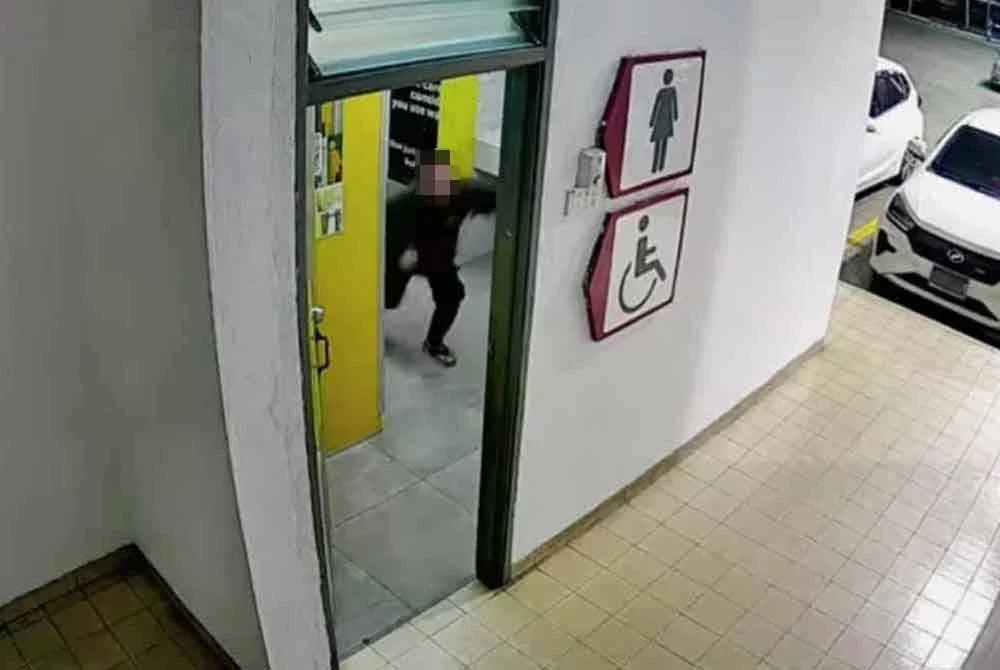 Perbuatan lelaki yang menceroboh masuk dan mengintai di tandas perempuan dirakam CCTV.