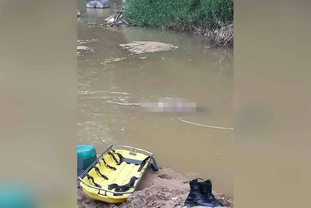 Mayat mangsa dibawa naik menggunakan tali.