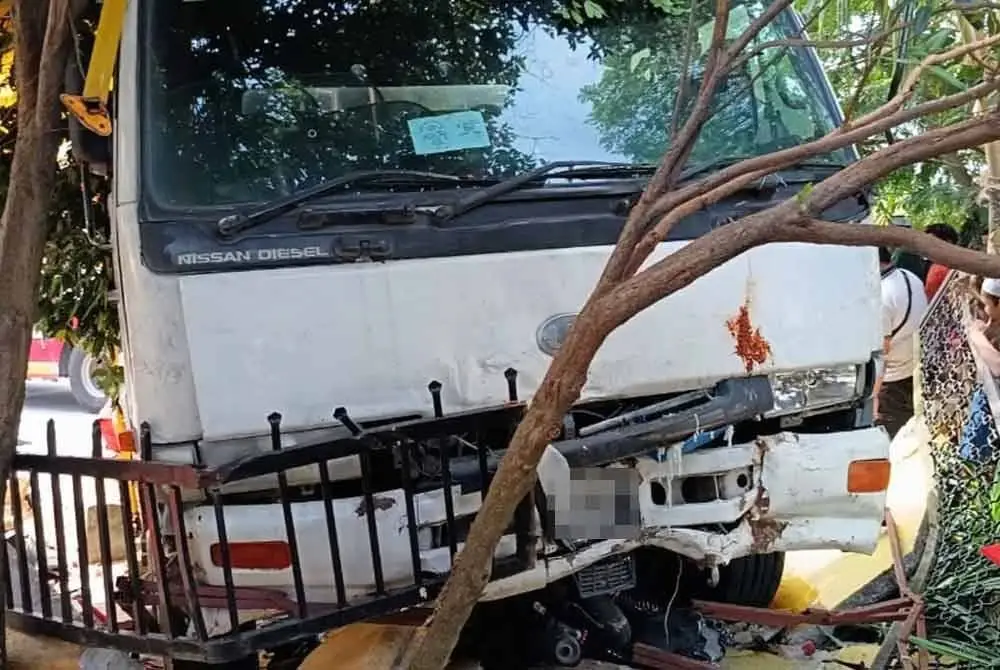 Lori terbabit dipercayai mengalami masalah brek telah melanggar mangsa yang ketika itu sedang membelok masuk ke arah parkir di belakang masjid.