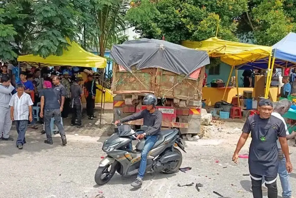 Lori terbabit turut melanggar gerai makanan dan dinding pagar masjid.