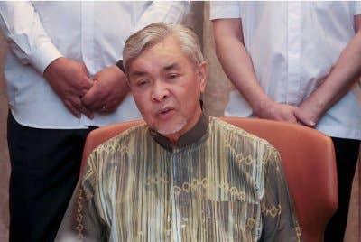 Ahmad Zahid pada sidang media selepas hadir Sesi Taklimat Pelaksanaan Program/Projek Pembangunan KKDW di Sarawak pada Jumaat. Foto Bernama