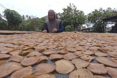 Antara keropok keping yang dihasilkan oleh Malini dan suaminya secara kecil-kecilan di Kampung Tanjung, Batu Rakit, Kuala Nerus.
