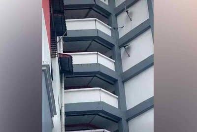 Tangkap layar video tular yang memaparkan struktur bangunan PPR Gombak Setia didakwa retak.