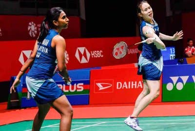 Pearly (kanan) dan Thinaah tumpas di tangan pasangan China dalam aksi suku akhir Terbuka Singapura pada Jumaat. Foto Agensi.