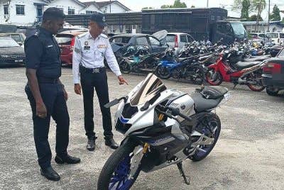Motosikal jenis Yamaha YZF-R15M ditunggang mangsa dalam perjalanan dari Marang menuju ke Geliga, Kemaman 5 ketika dirempuh sebuah kereta.