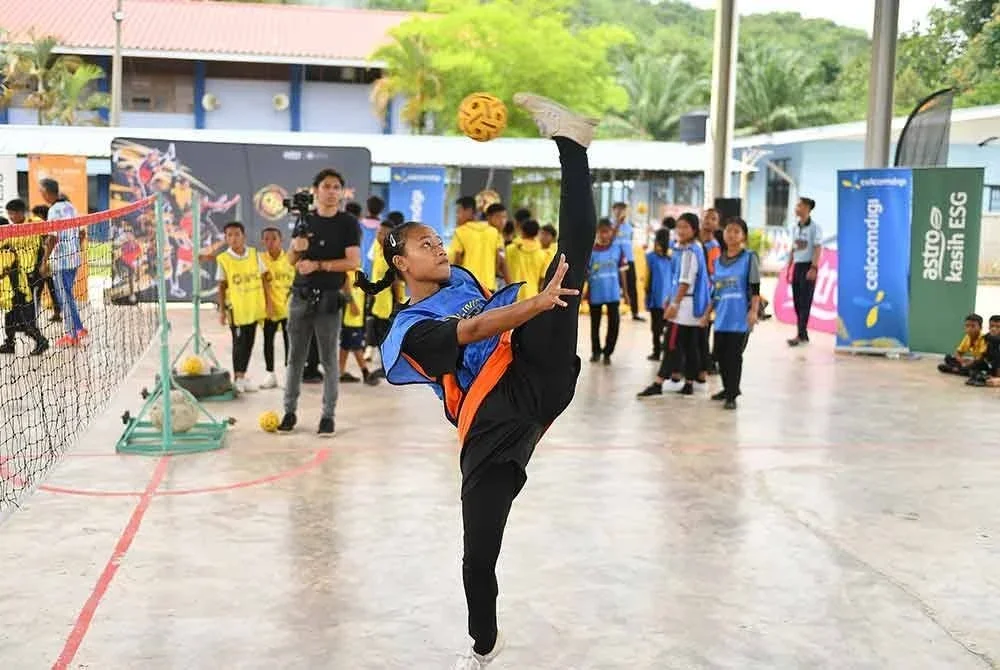 Seorang pelapis wanita dari SMK RPS Betau menunjukkan kemahiran sebagai tekong.