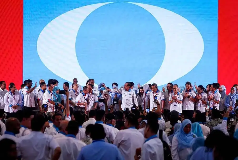 Perdana Menteri merangkap Presiden Parti Keadilan Rakyat (PKR), Datuk Seri Anwar Ibrahim (tengah) bersama barisan kepimpinan baharu PKR pada Kongres Nasional PKR 2025. Foto Bernama