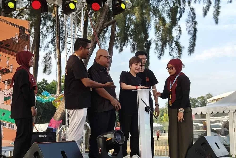 Nicole (tengah) menyempurnakan Port Dickson Festival pada Jumaat.