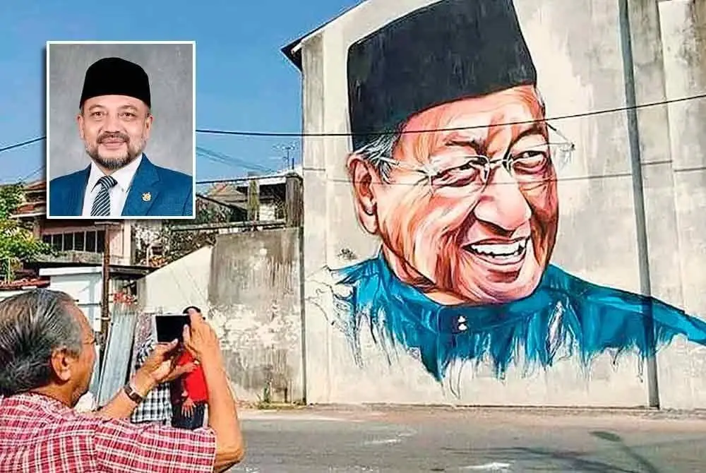 Mural Tun Mahathir yang dilukis pada tahun 2015 di Medan Seni Alor Setar dan bangunan terbabit sedang dicat untuk pengubahsuaian. Gambar kecil, Abdul Gafar.