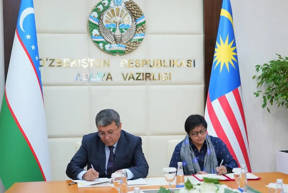Azalina ketika memeterai Memorandum Persefahaman (MoU) antara beliau dengan Menteri Keadilan Uzbekistan Akbar Tashkulov semasa lawatan kerja rasminya ke Tashkent. Foto Facebook Azalina 