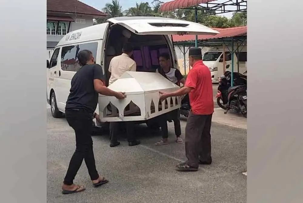 Jenazah Nurul Ain tiba di pekarangan Masjid Al-Mukminin, Kampung Jambu Merah, Kota Bharu kira-kira jam 1.10 petang