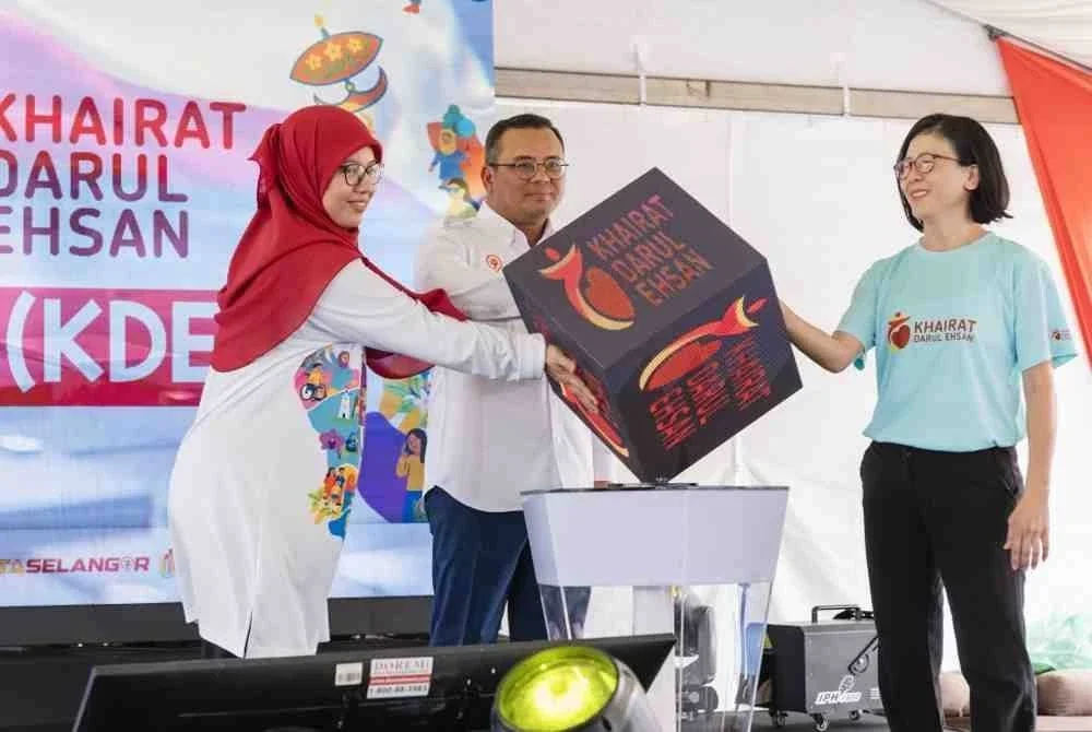 Amirudin (tengah) melancarkan Khairat Darul Ehsan pada Karnival Ceria Selangor di Dataran Ilmu, Bandar Baru Selayang pada Sabtu. Foto Bernama