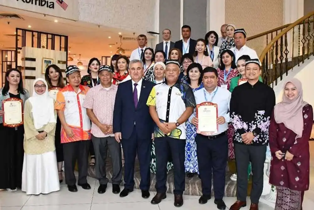 Karomidin (lima dari kiri) bersama pengurusan tertinggi UPSI dan 22 peserta program dari Uzbekistan.